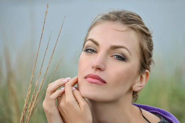 Close-up retrato de mulher bonita — Fotografia de Stock