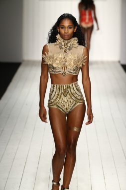 Furne Amato defile Miami hafta yüzmek için