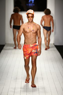 Tasarımcı yüzmek giyim modelleri yürüyüşler pist