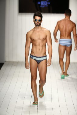 Tasarımcı yüzmek giyim modelleri yürüyüşler pist