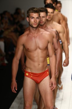 Tasarımcı yüzmek giyim modelleri yürüyüşler pist