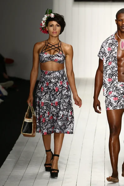 Коко Блеак показ мод для Майамі плавати тиждень — стокове фото