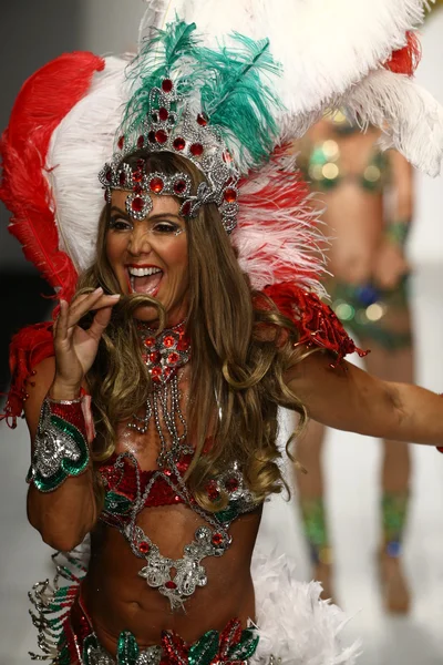 Brasilianische Tänzer treten auf dem Laufsteg auf — Stockfoto