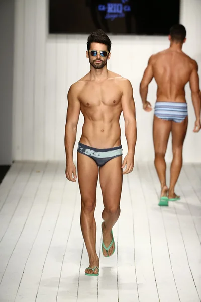 Modèles promenades piste en maillot de bain designer — Photo