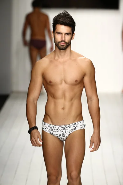 CA-RIO-CA desfile de moda para Miami Swim Week —  Fotos de Stock