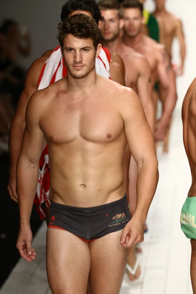 Modèles promenades piste en maillot de bain designer — Photo