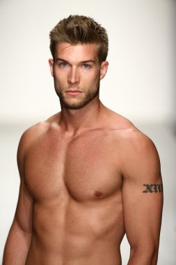 Miami Swim Haftası için Mistertriplex defile