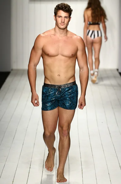 Mistertriplex pokaz mody dla Miami pływać tydzień — Zdjęcie stockowe