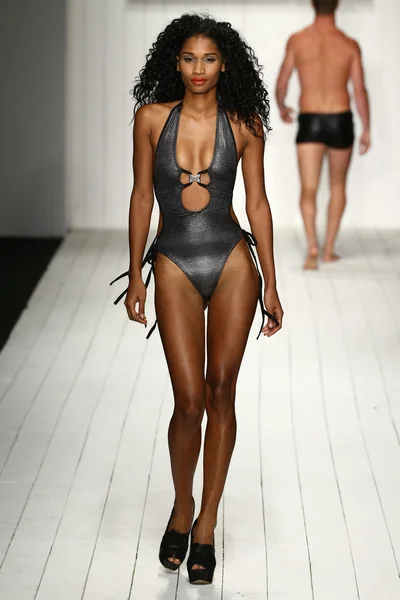 Mistertriplex modeshow voor Miami Swim week — Stockfoto