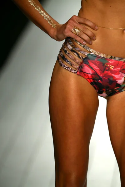 Liliana Montoya fashion show voor Miami Swim week — Stockfoto
