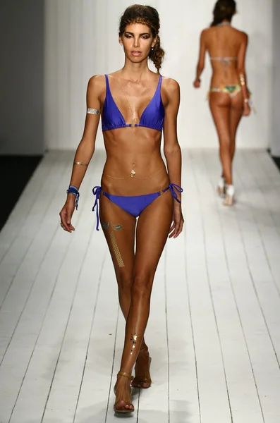 Défilé de mode Liliana Montoya pour Miami Swim Week — Photo