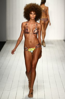 Miami Swim Haftası için Liliana Montoya defile