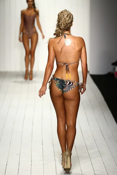 Défilé de mode Liliana Montoya pour Miami Swim Week — Photo