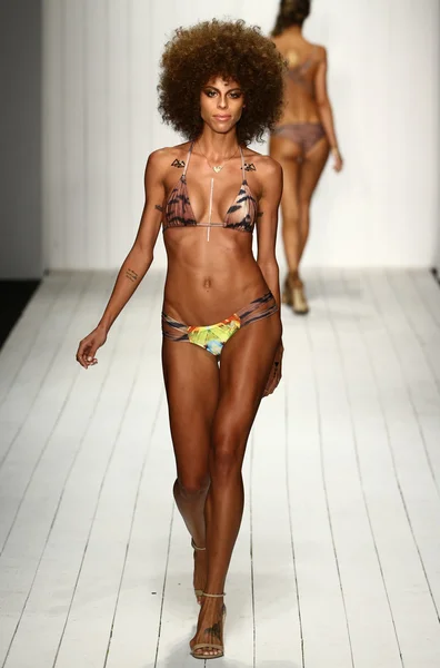 Liliana Montoya pokaz mody dla Miami pływać tydzień — Zdjęcie stockowe