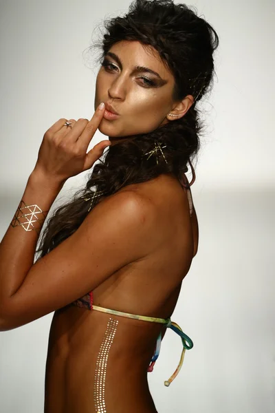 Liliana montoya modenschau für miami swim week — Stockfoto