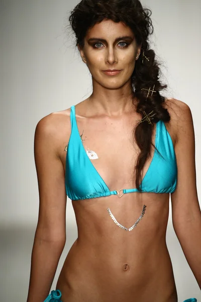 Liliana Montoya módní přehlídka pro Miami plavecký týden — Stock fotografie
