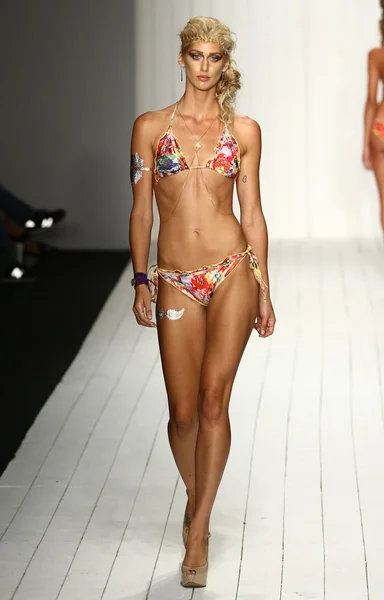 Liliana Montoya desfile de moda para Miami Swim Week — Fotografia de Stock