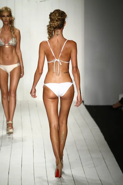 Liliana Montoya fashion show for Miami Swim Week — Stock Photo, Image