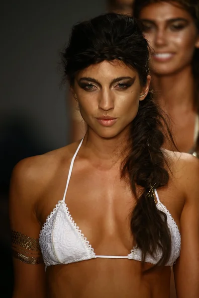 Liliana Montoya fashion show untuk Miami Swim Week — Stok Foto