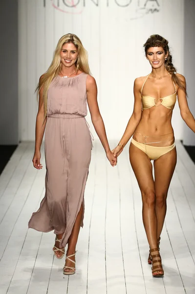 Designer Liliana Montoya and model walks runway — Stock Photo, Image