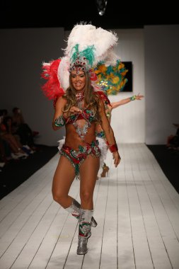 Brezilyalı dansçılar podyumda sahne alıyor