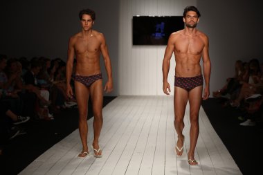 CA-Rio-Ca defile Miami hafta yüzmek için