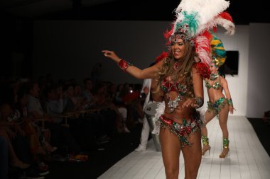 Brezilyalı dansçılar podyumda sahne alıyor