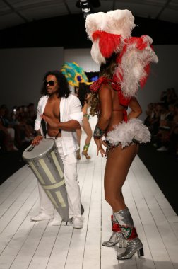 Brezilyalı dansçılar podyumda sahne alıyor