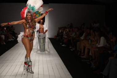 Brezilyalı dansçılar podyumda sahne alıyor