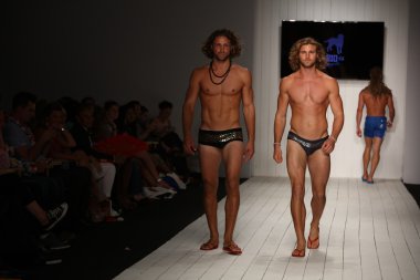 CA-Rio-Ca defile Miami hafta yüzmek için