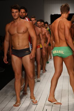 CA-Rio-Ca defile Miami hafta yüzmek için