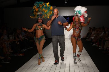 Tasarımcı Gil Bile Ca-Rio-Ca defilede dansçılar ile pist yürüyor