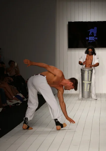 Dancers performs capoeira on the runway — Stock Photo, Image