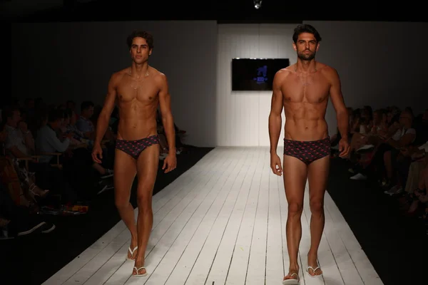 CA-RIO-CA sfilata di moda per Miami Swim Week — Foto Stock