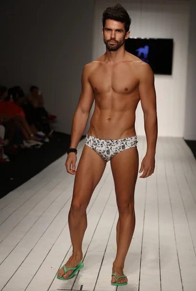 CA-RIO-CA desfile de moda para Miami Swim Week — Foto de Stock