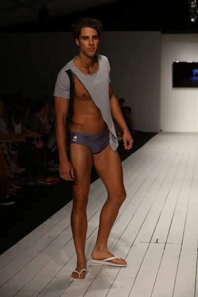 Ca-rio-ca modenschau für miami swim week — Stockfoto