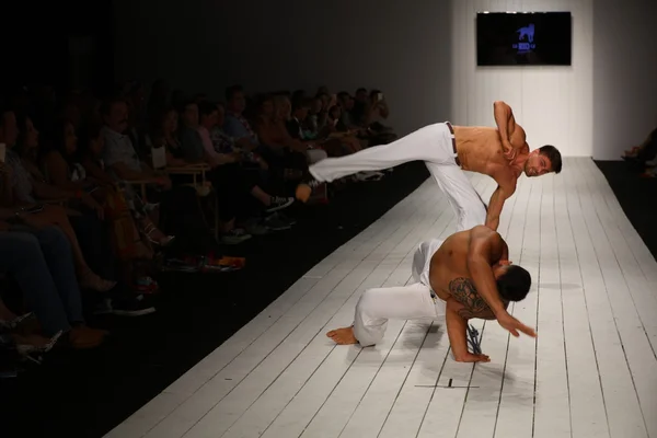 Bailarines realizan capoeira en la pista —  Fotos de Stock