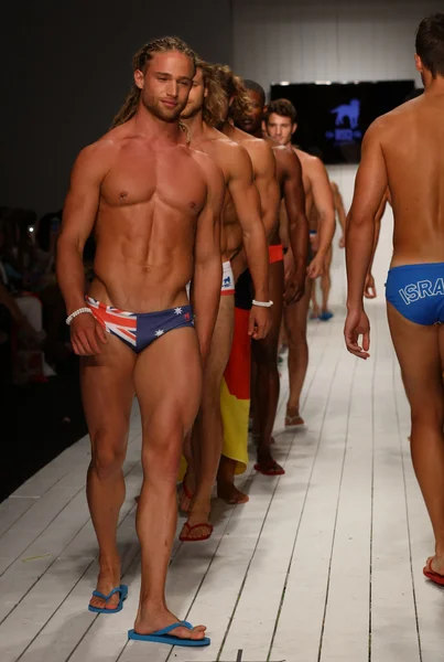 CA-RIO-CA desfile de moda para Miami Swim Week — Foto de Stock