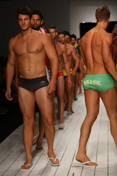 CA-RIO-CA desfile de moda para Miami Swim Week — Fotografia de Stock