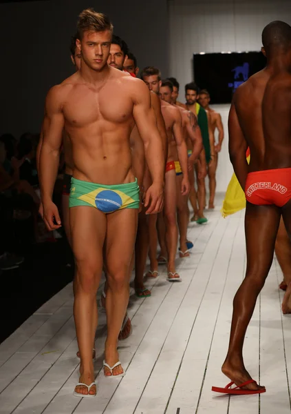 CA-RIO-CA desfile de moda para Miami Swim Week — Fotografia de Stock