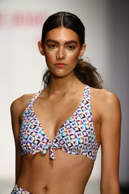 Shore Road defile Miami hafta yüzmek için