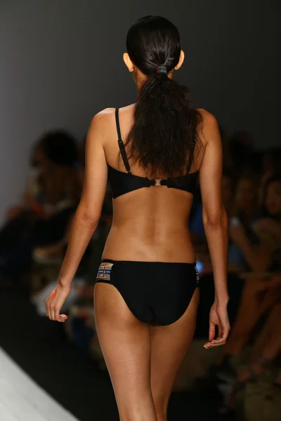 Défilé de mode Shore Road pour Miami Swim Week — Photo