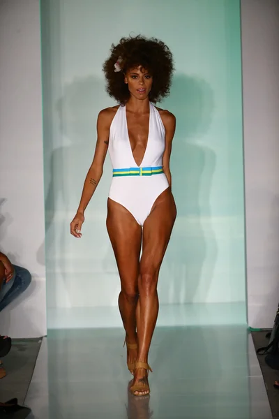 Sporca sfilata Haanz per la Miami Swim Week — Foto Stock