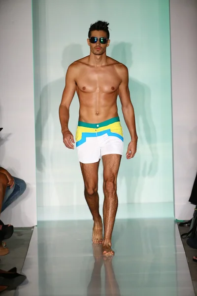 Špinavý Haanz módní přehlídka pro Miami plavání — Stock fotografie