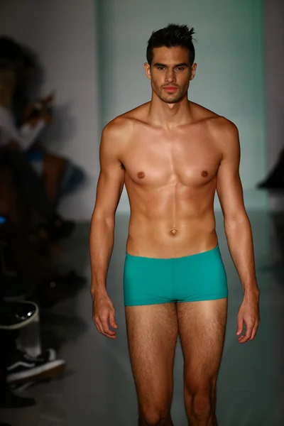 Smerige Haanz modeshow voor Miami Swim week — Stockfoto