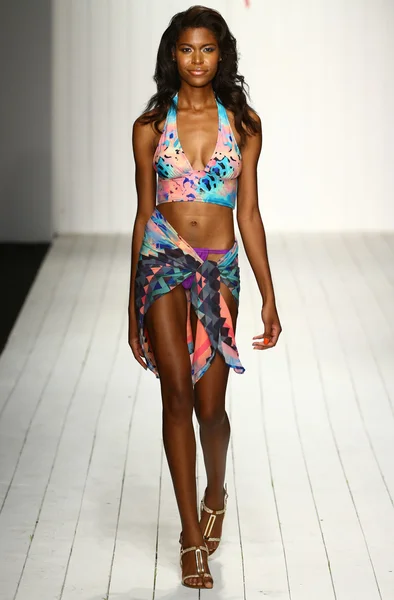 POB en Lulu fashion show voor Miami Swim week — Stockfoto