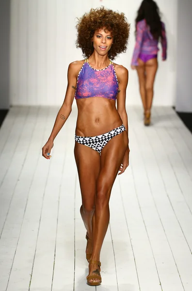 Défilé de mode Pob et Lulu pour Miami Swim Week — Photo