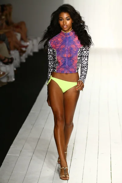 POB och Lulu Fashion Show för Miami simma vecka — Stockfoto