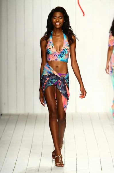 POB en Lulu fashion show voor Miami Swim week — Stockfoto