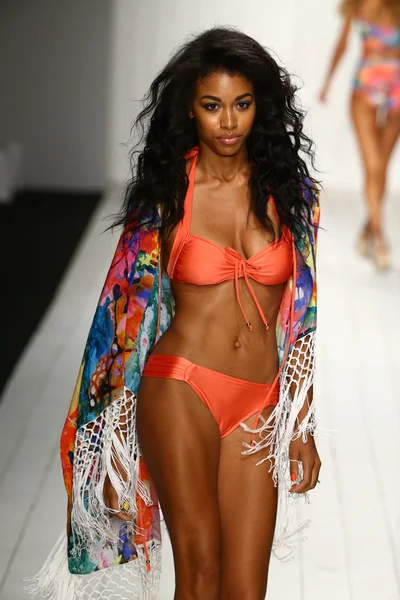 Desfile de moda de Pob y Lulu para Miami Swim Week — Foto de Stock